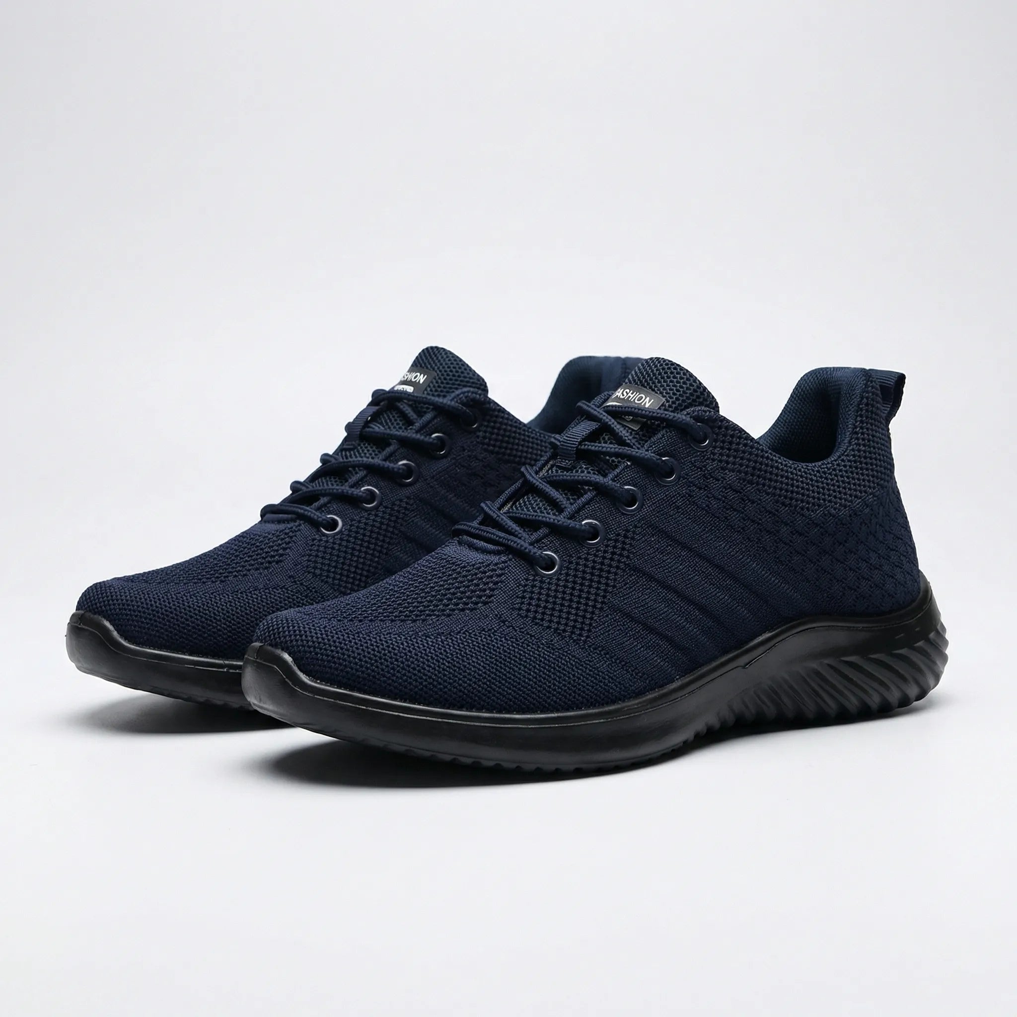 Men's lightweight sneakers with breathable mesh upper and vulcanized rubber sole