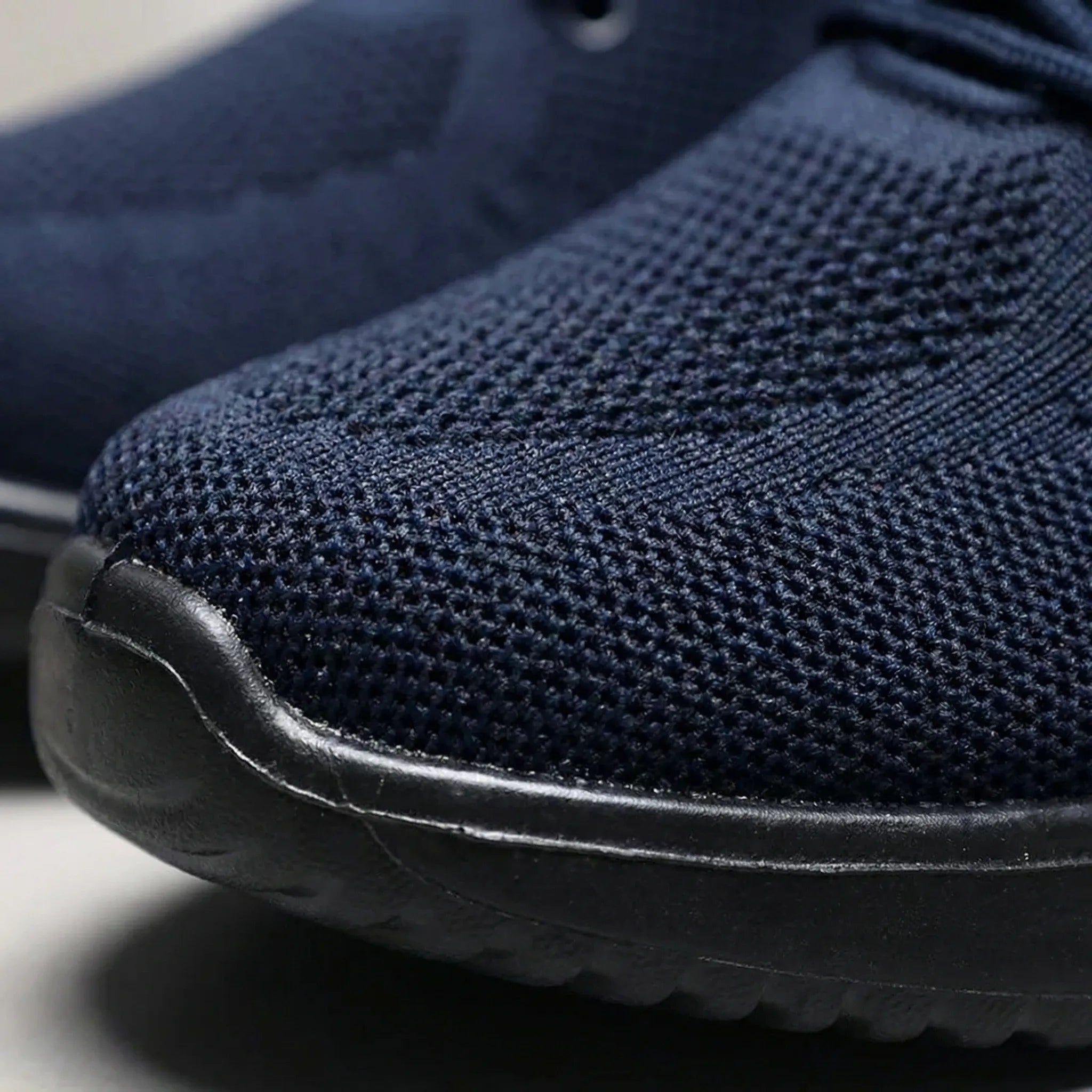 Men's lightweight sneakers with breathable mesh upper and vulcanized rubber sole