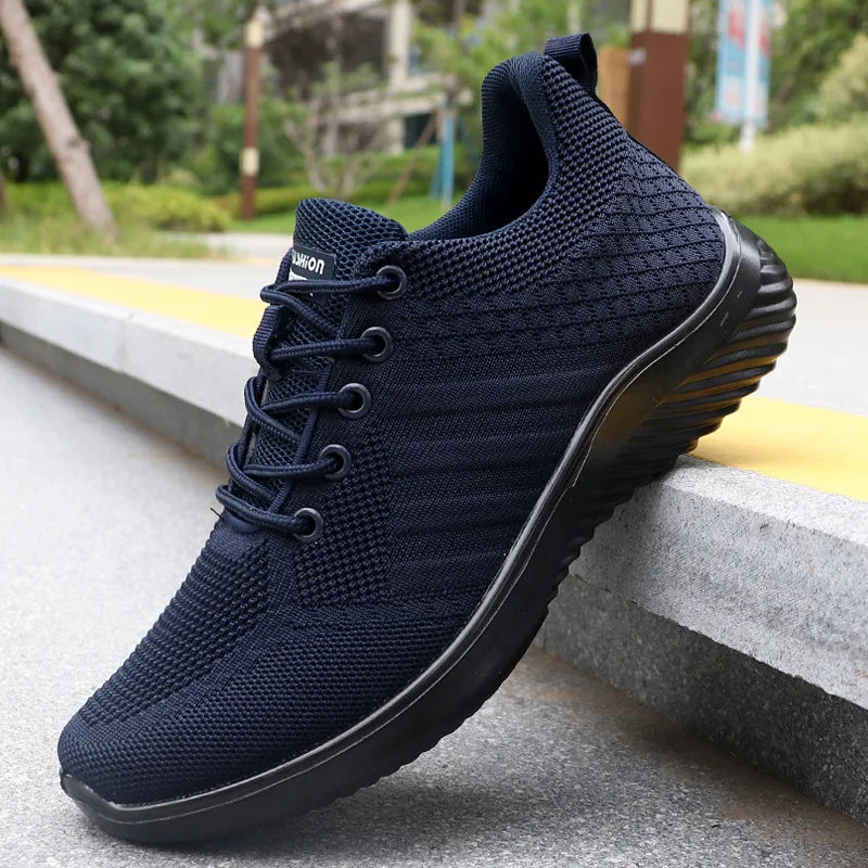 Men's lightweight sneakers with breathable mesh upper and vulcanized rubber sole
