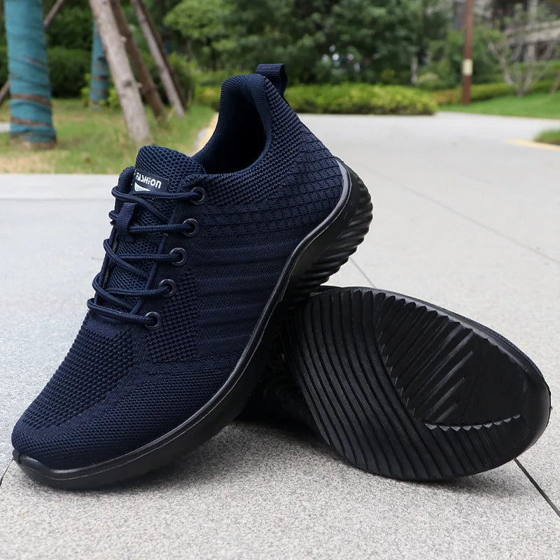 Men's lightweight sneakers with breathable mesh upper and vulcanized rubber sole