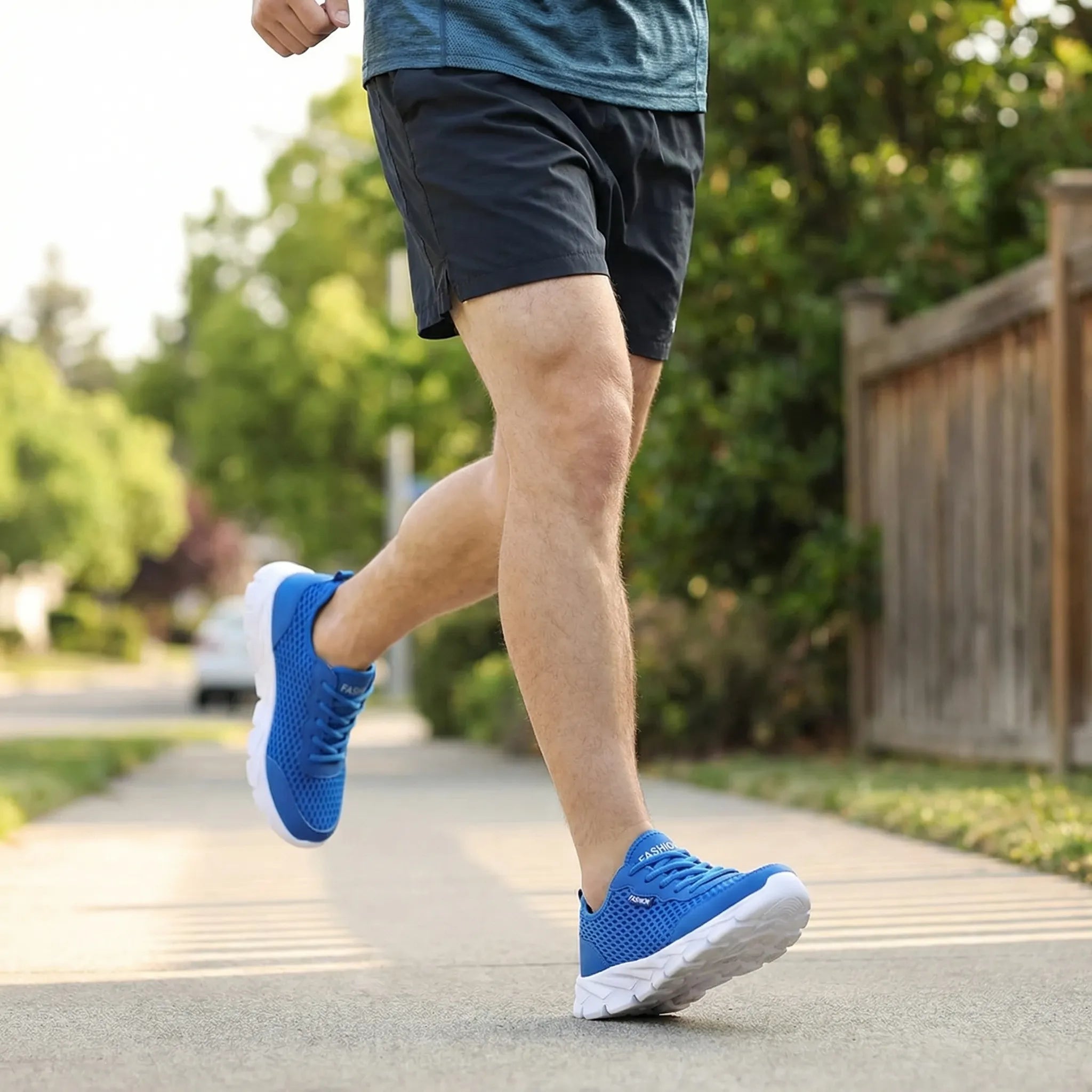 Lightweight men's running shoe with breathable mesh upper and cushioned sole