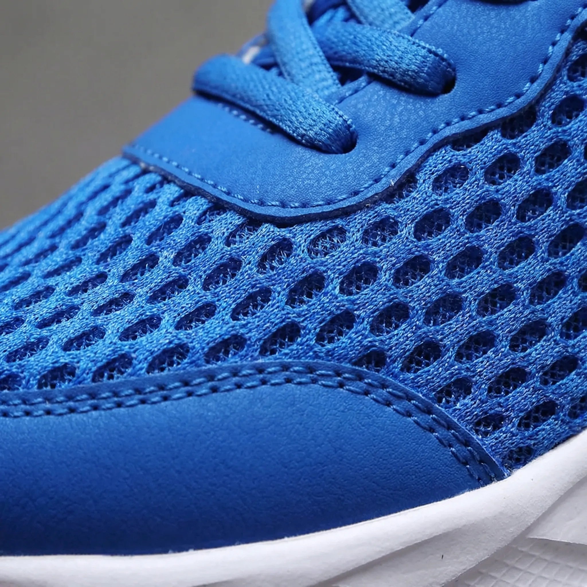 Lightweight men's running shoe with breathable mesh upper and cushioned sole