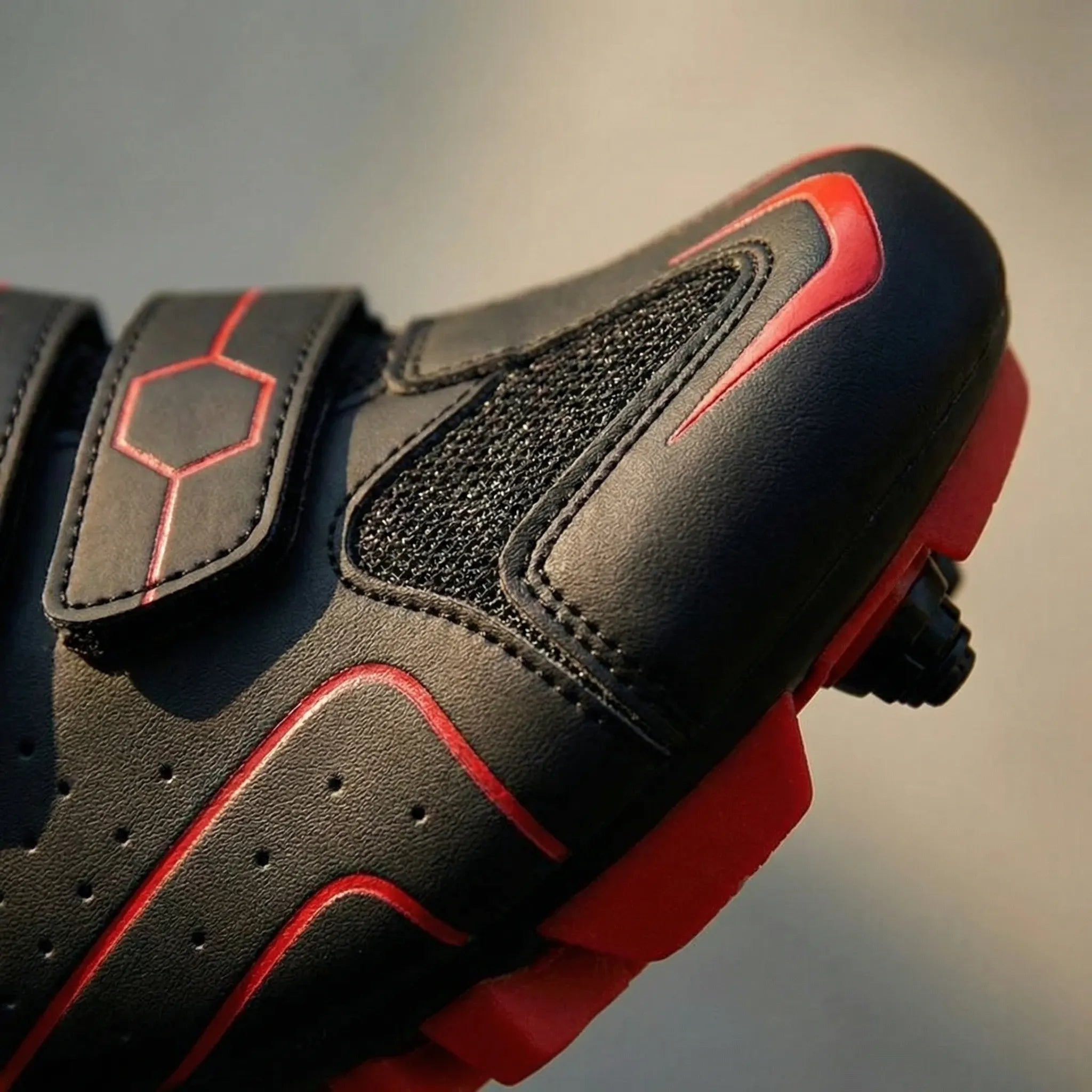 Men's MTB cycling shoe with SPD compatible recessed sole and ratchet buckle