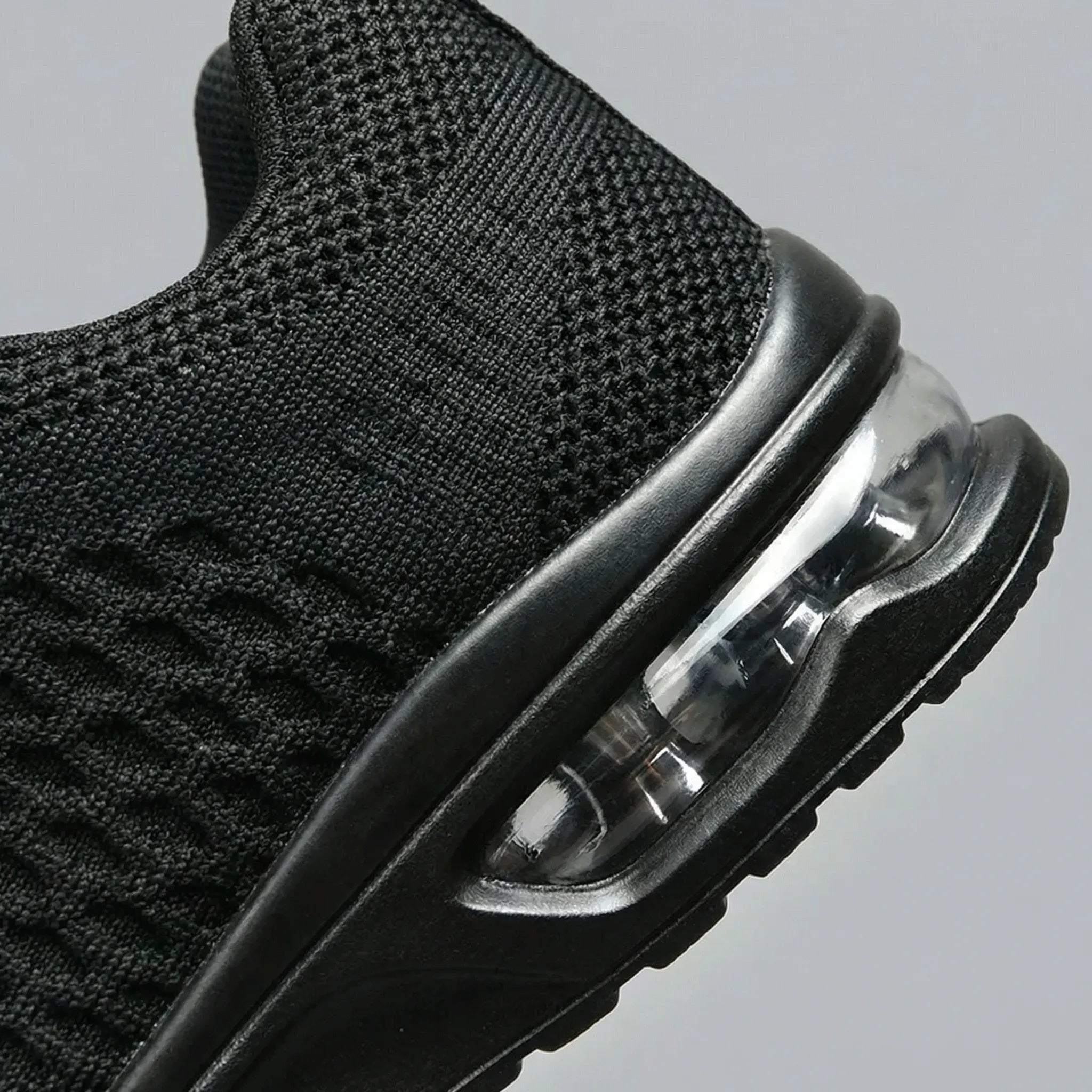 Men's lightweight running sneakers with air-cushioned sole and breathable mesh upper
