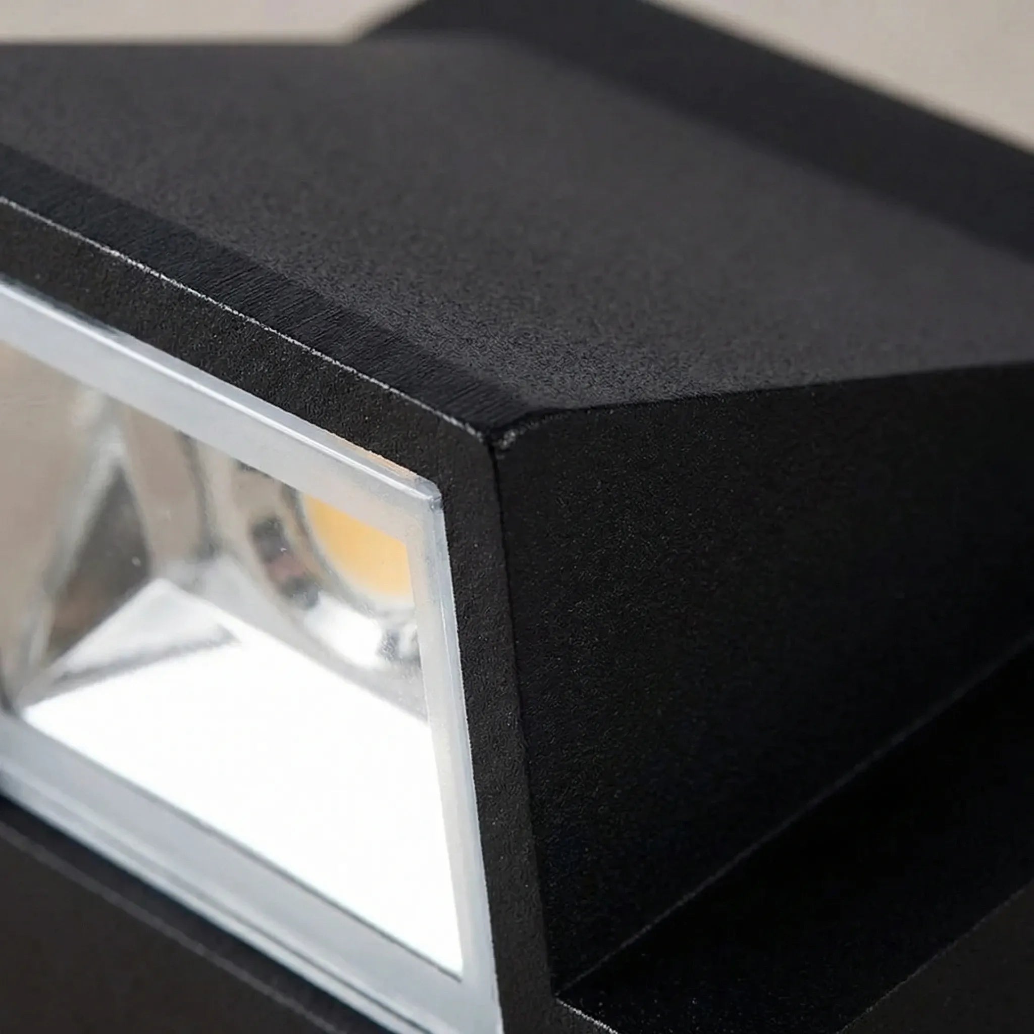 IP65 weatherproof outdoor LED wall sconce with 5W energy-efficient output
