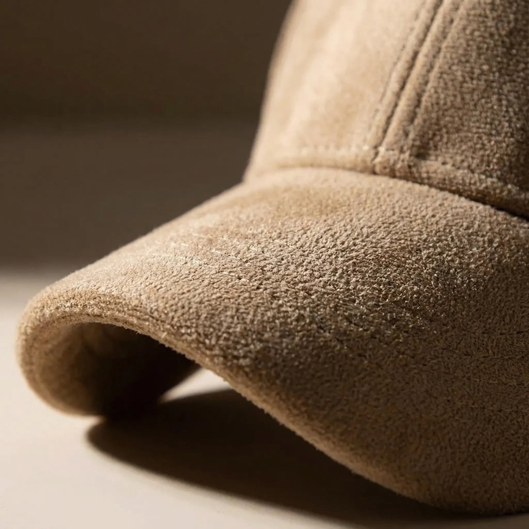 Retro suede baseball cap with snapback closure in unisex fit