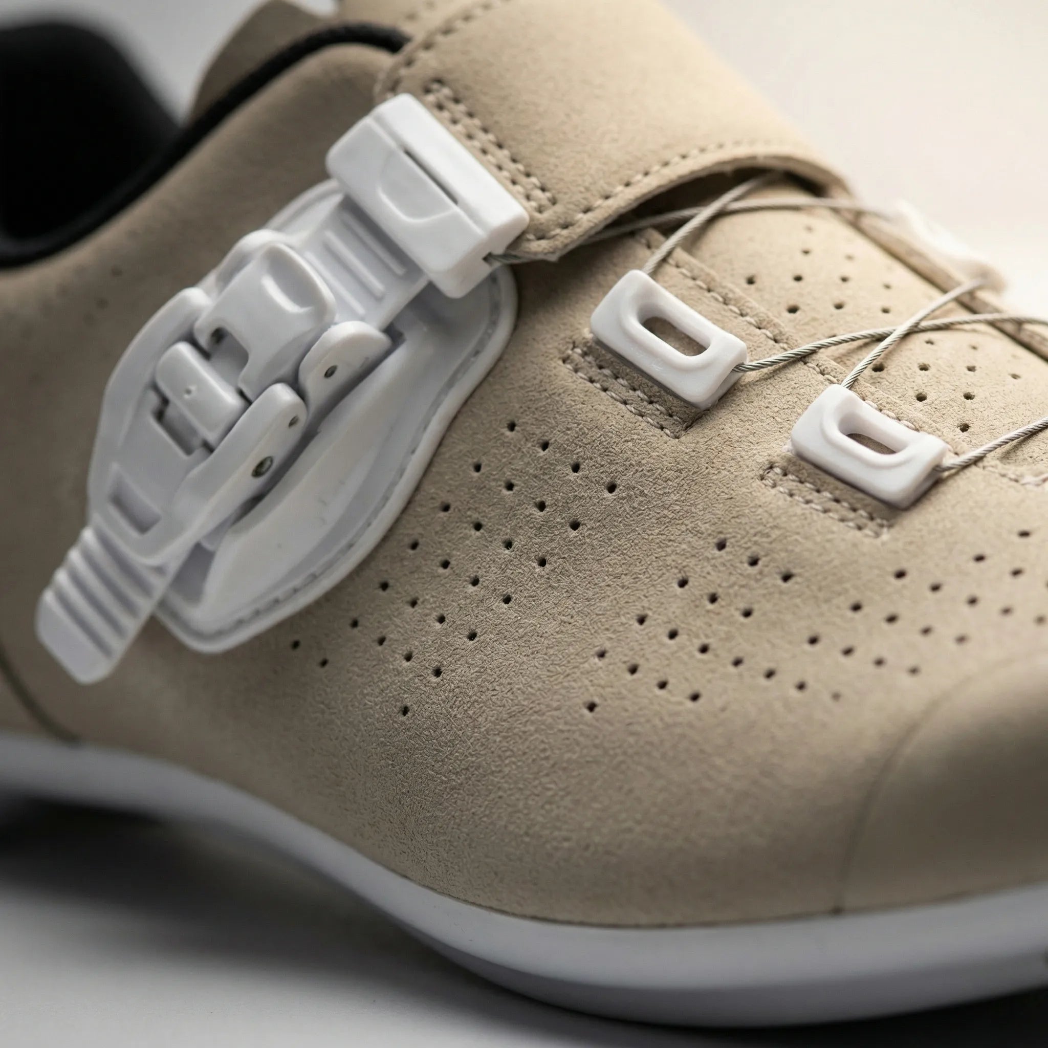 SPD cycling shoe with rotating buckle closure breathable upper