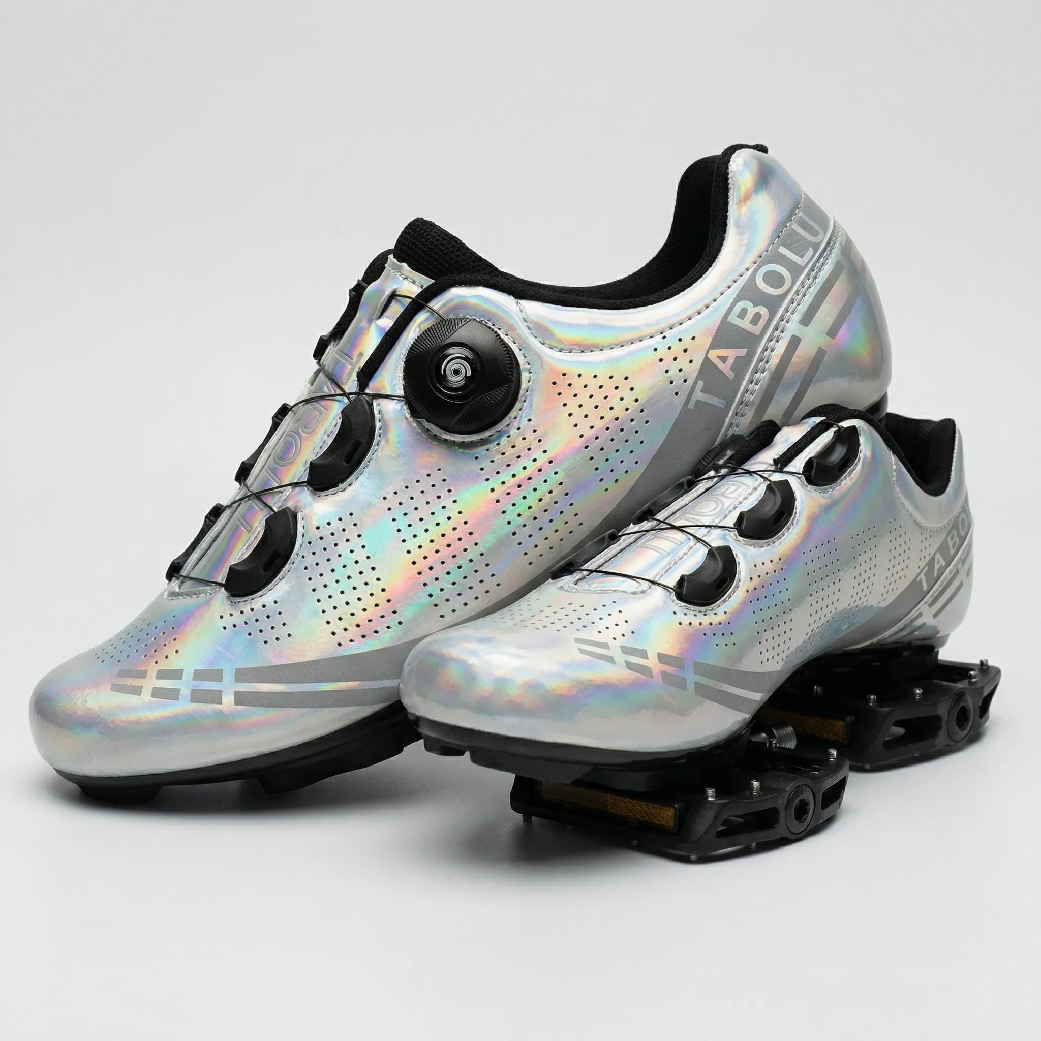 Road cycling shoe with dual rotary dial closure and self-locking cleat sole
