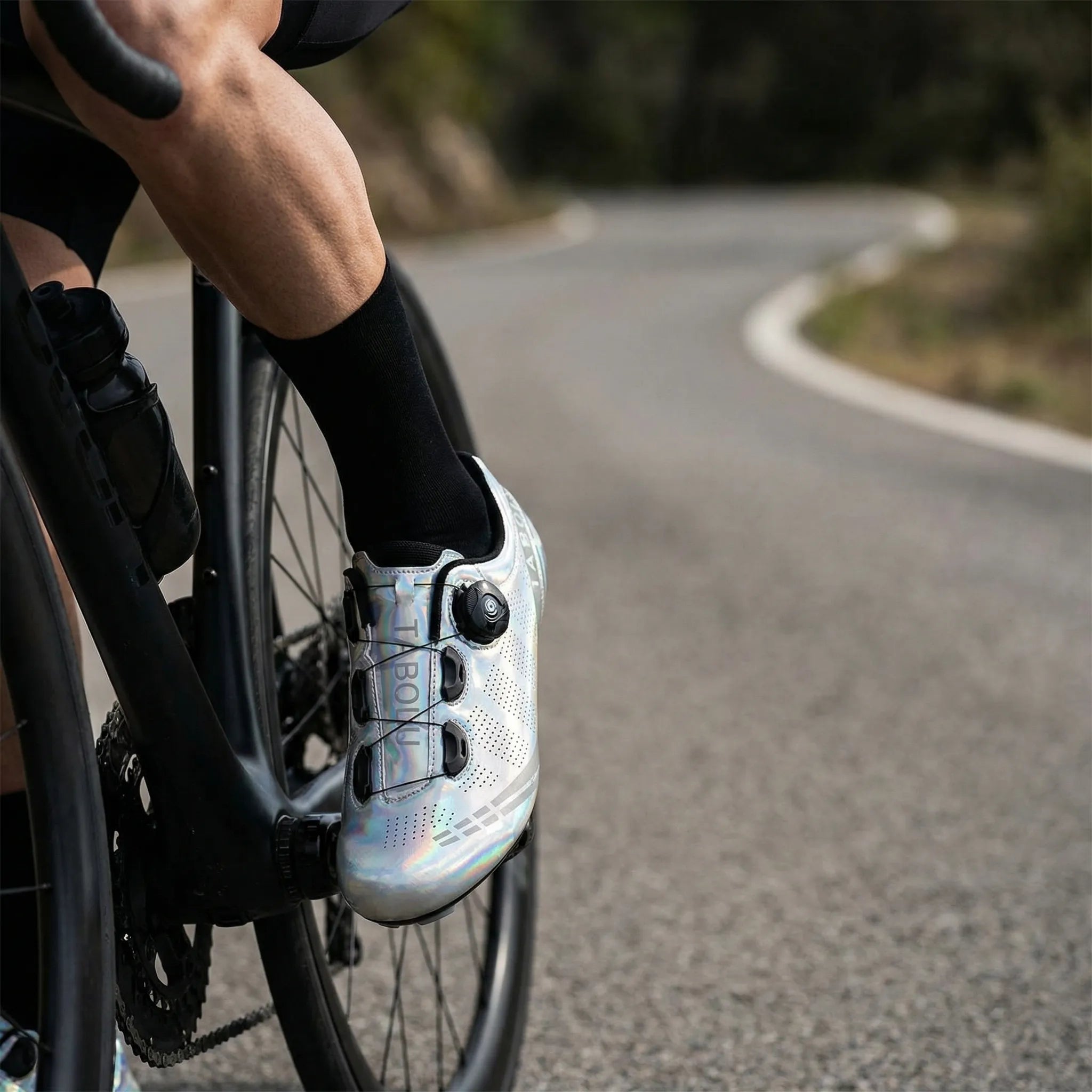 Road cycling shoe with dual rotary dial closure and self-locking cleat sole