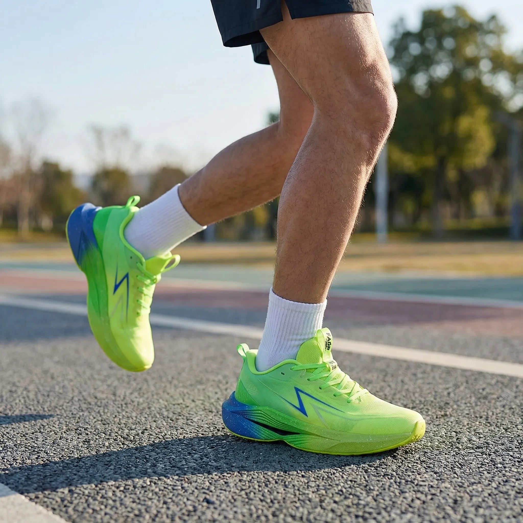 Lightweight carbon plate running shoe with breathable mesh upper and non-slip sole