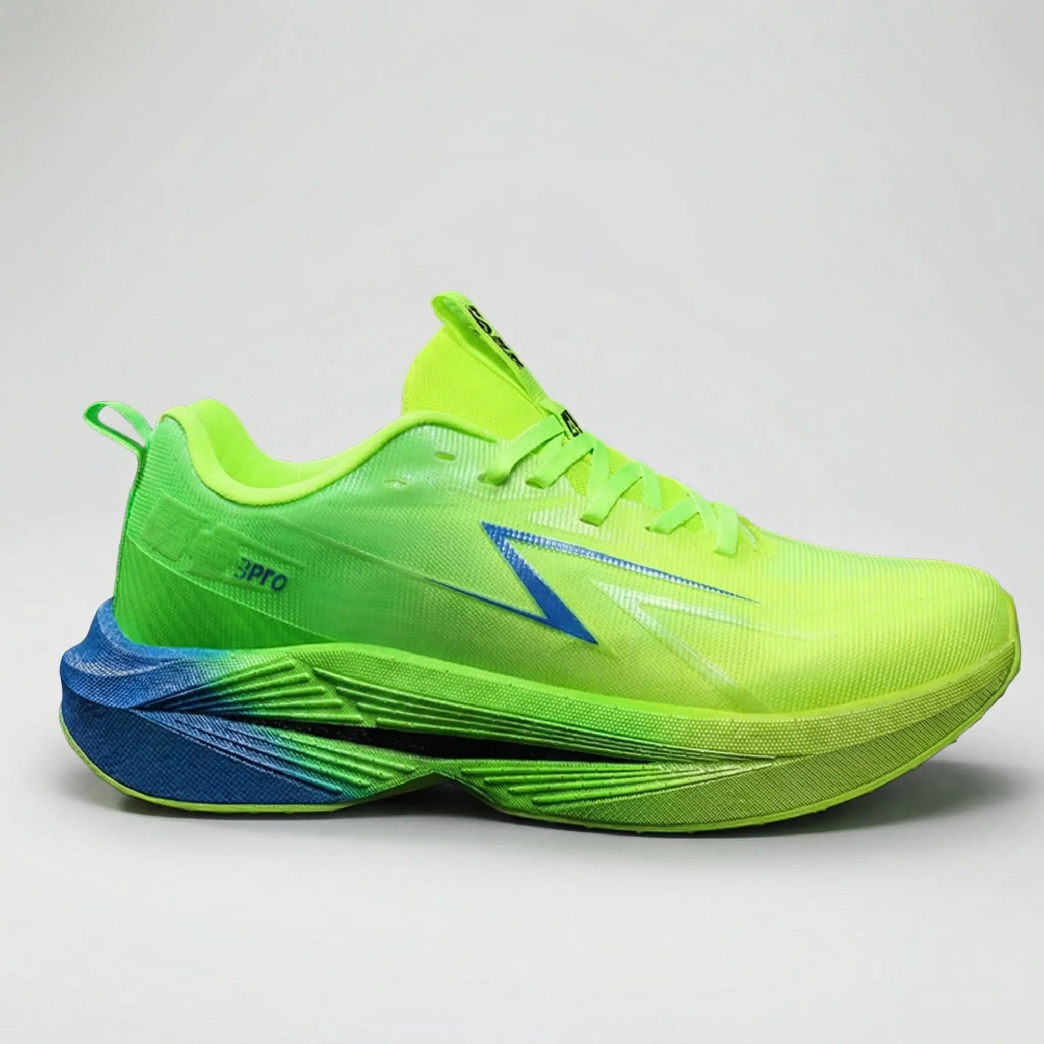 Lightweight carbon plate running shoe with breathable mesh upper and non-slip sole