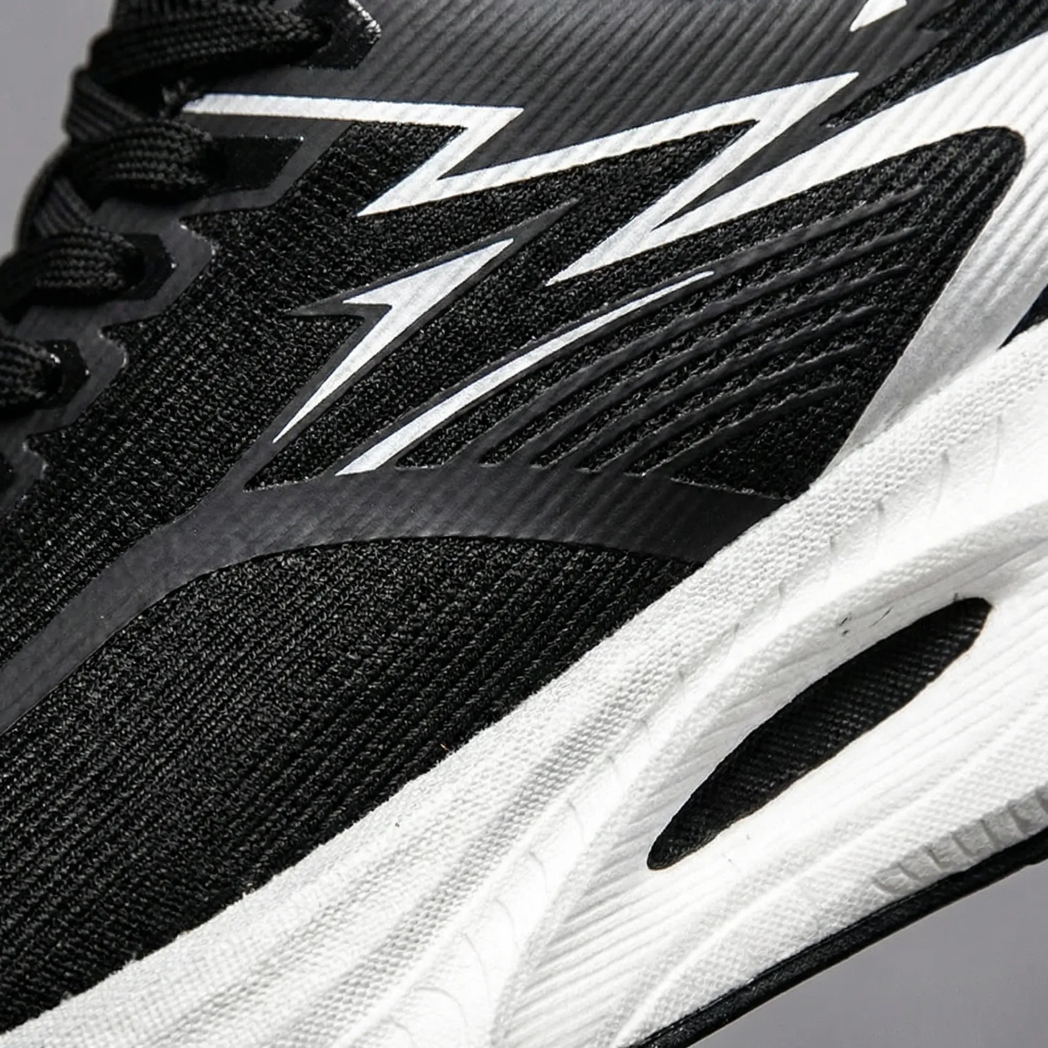 Running shoe with air cushion heel and carbon plate mesh upper