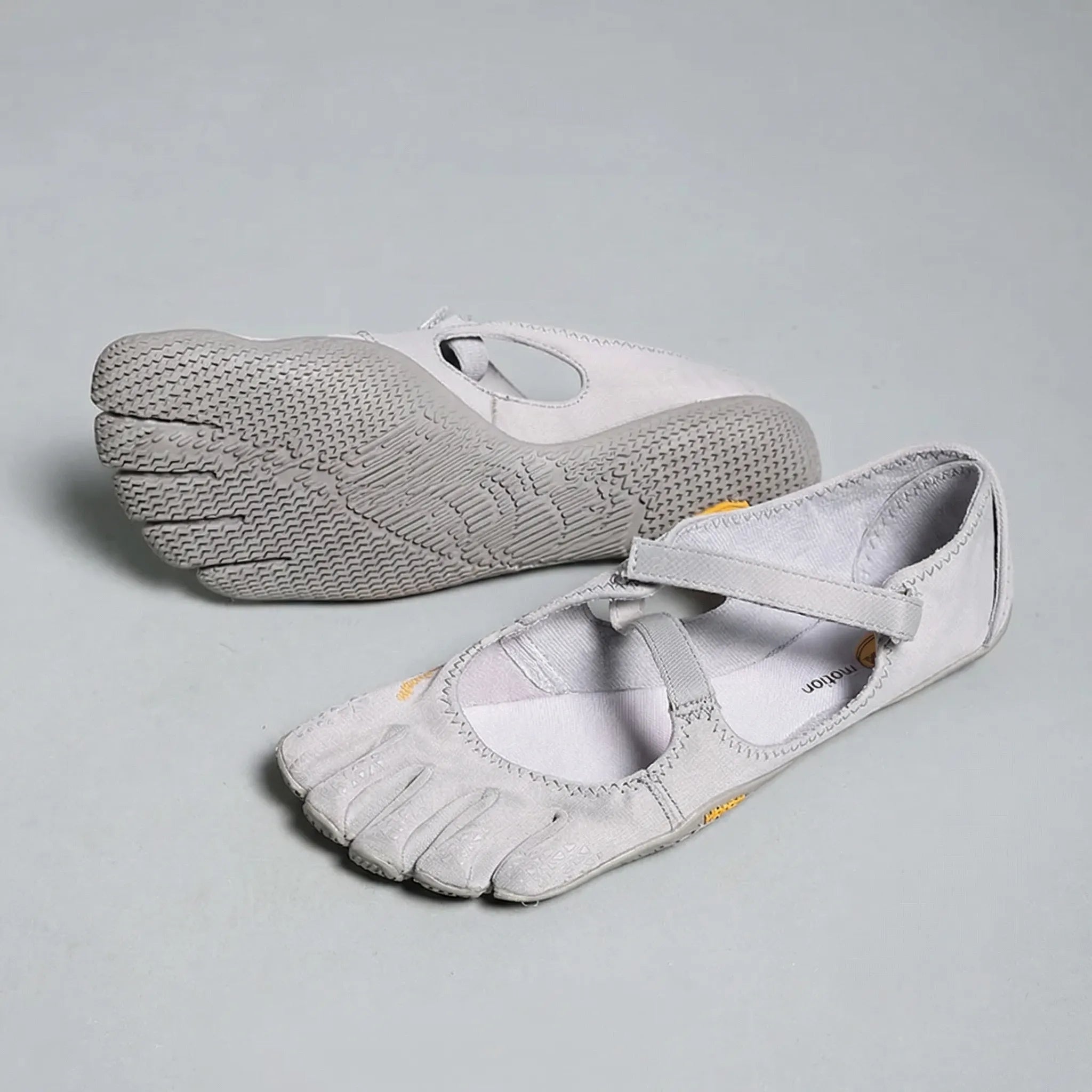 Women's five-toe minimalist water shoe with quick-drying fabric and adjustable loop strap