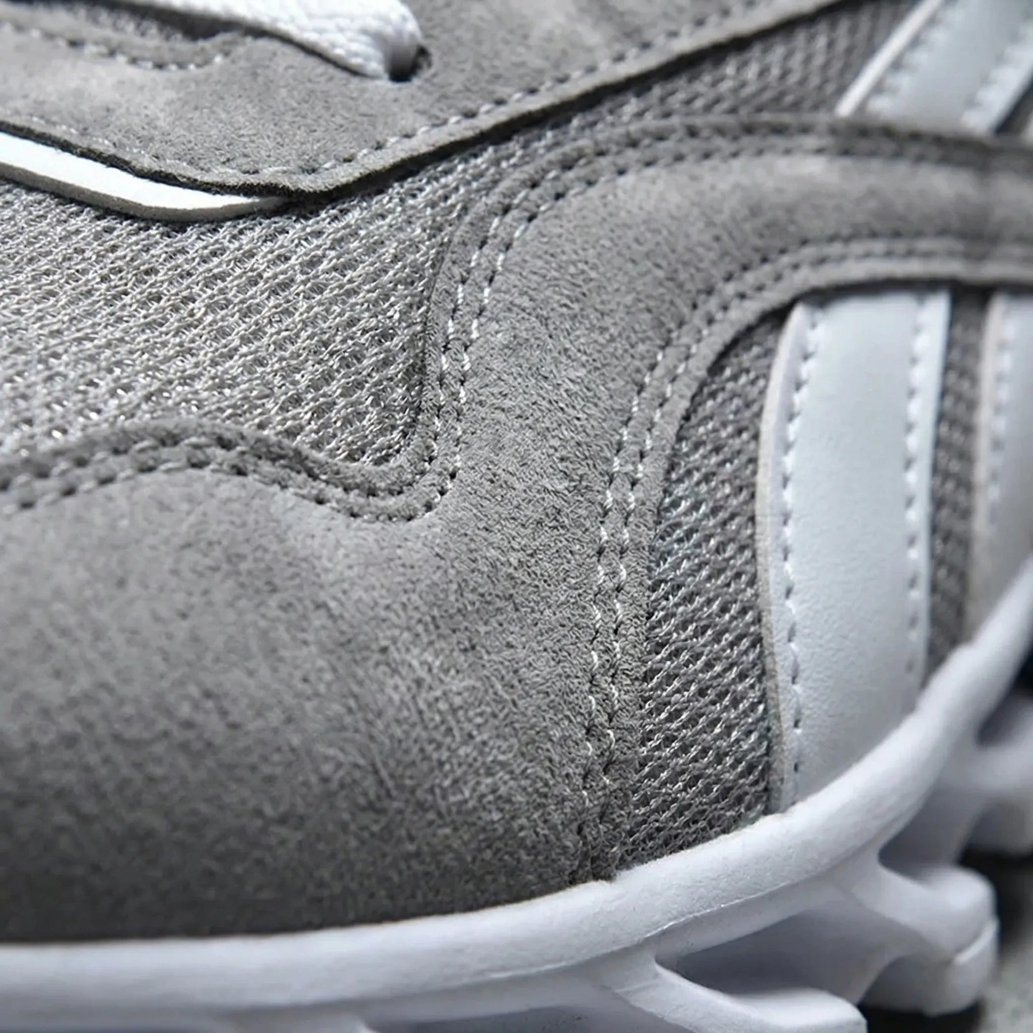 Men's lightweight casual sneakers with flexible sole and padded collar
