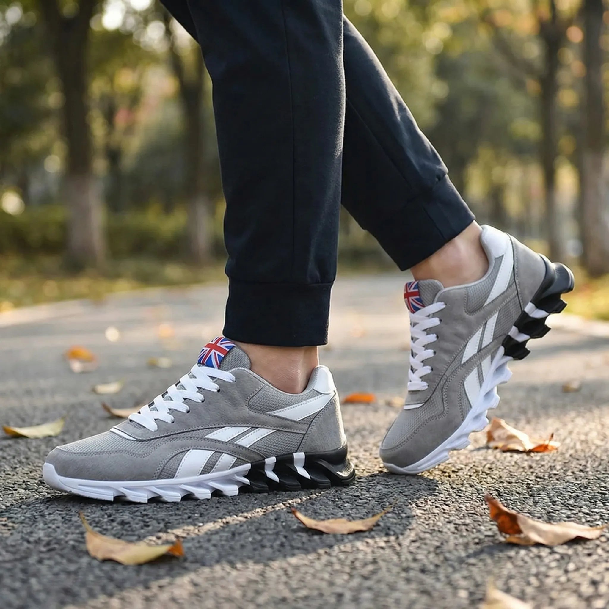 Men's lightweight casual sneakers with flexible sole and padded collar