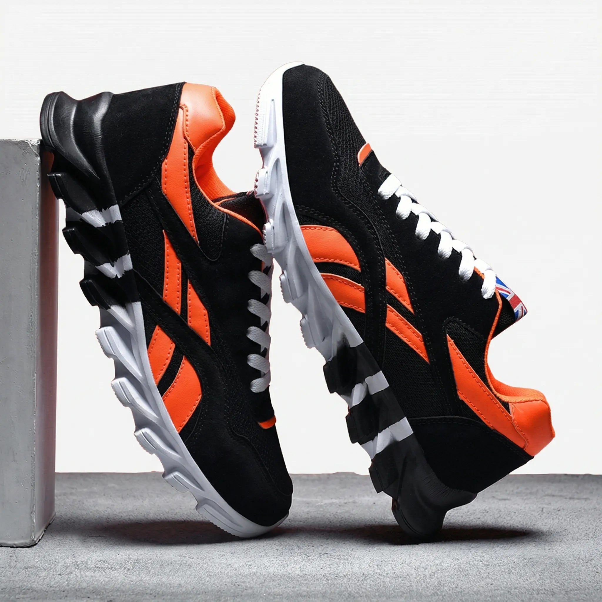 Men's lightweight casual sneakers with flexible sole and padded collar