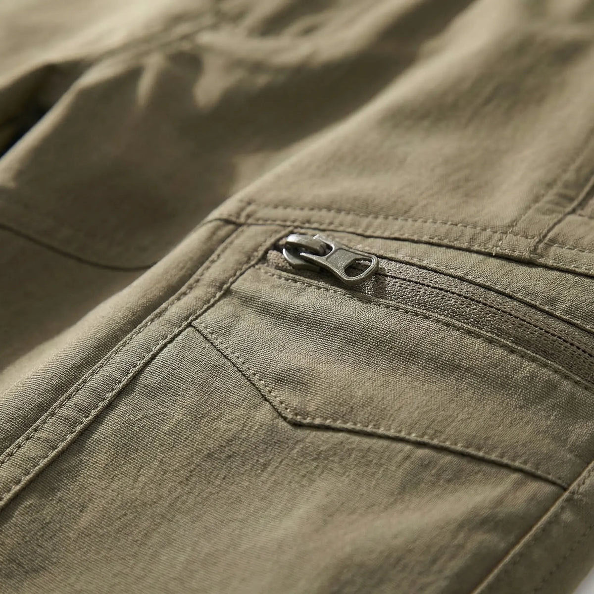 Women's hiking pants with four-way stretch, water-repellent cargo design