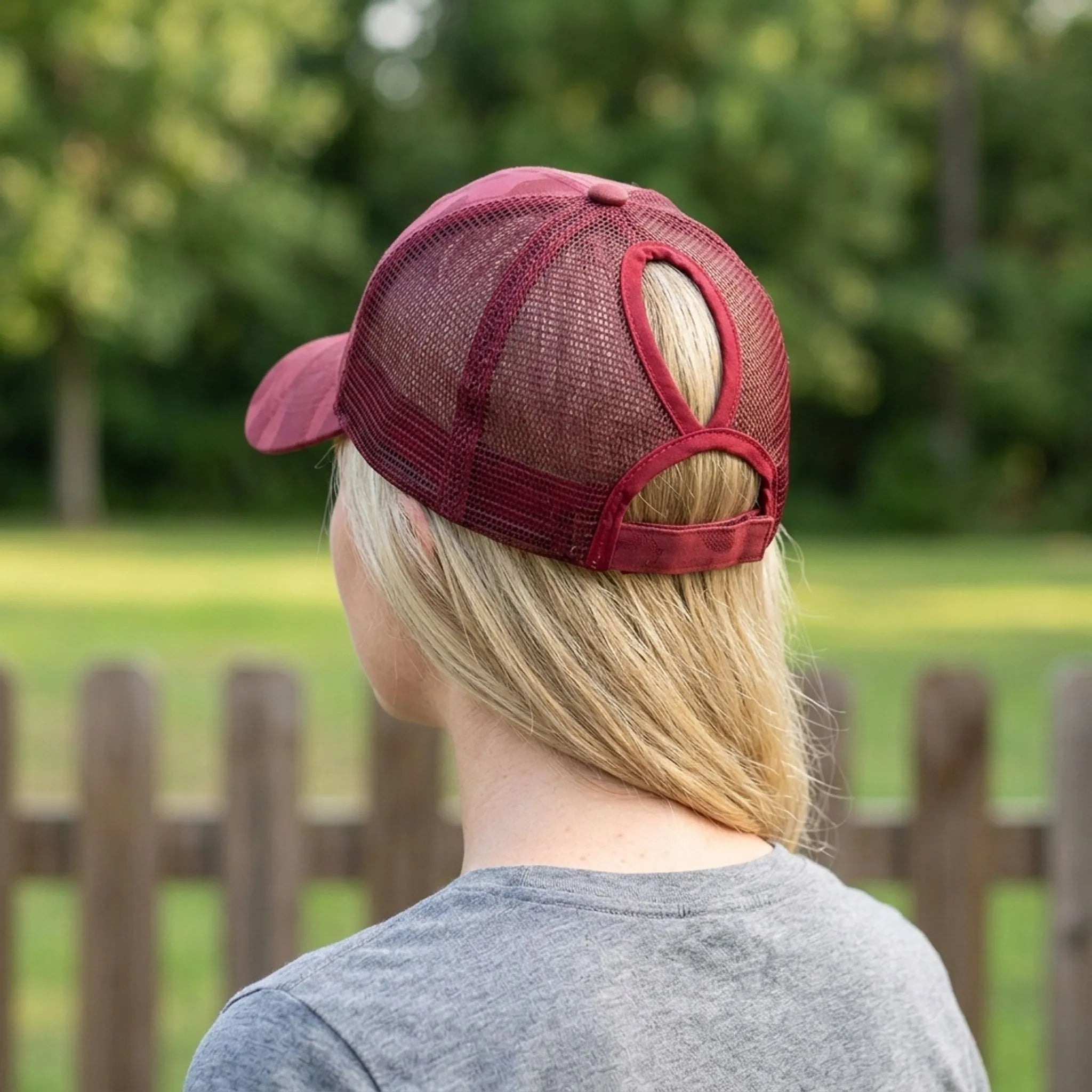 Women's baseball cap with ponytail opening, breathable mesh back