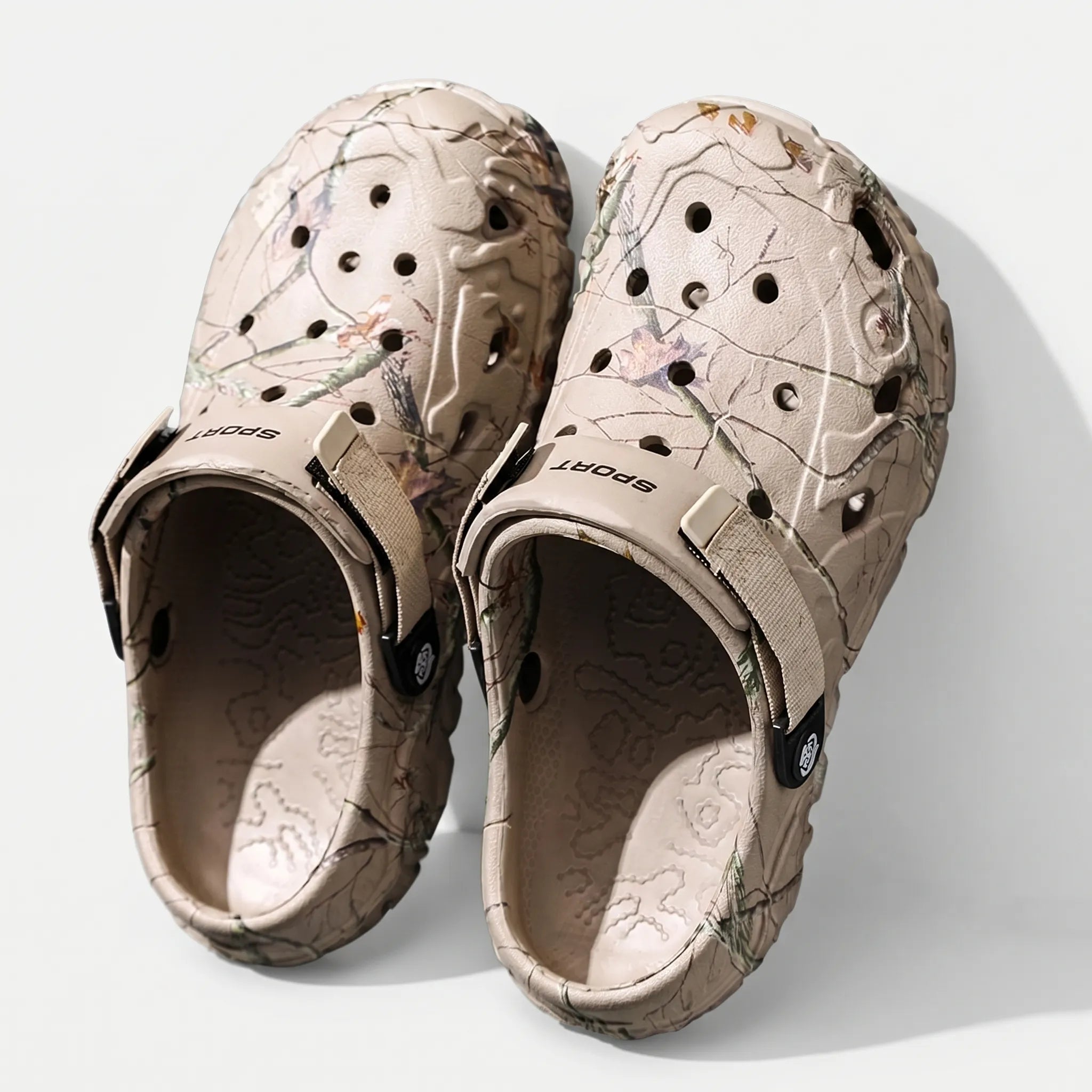Men's camouflage clogs with adjustable heel strap and breathable design