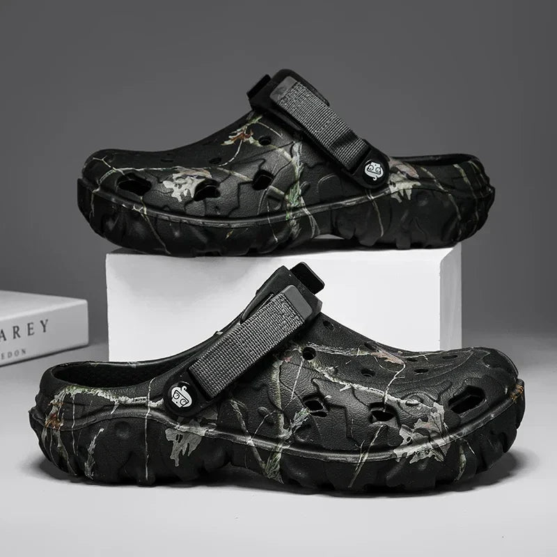 Men's camouflage clogs with adjustable heel strap and breathable design