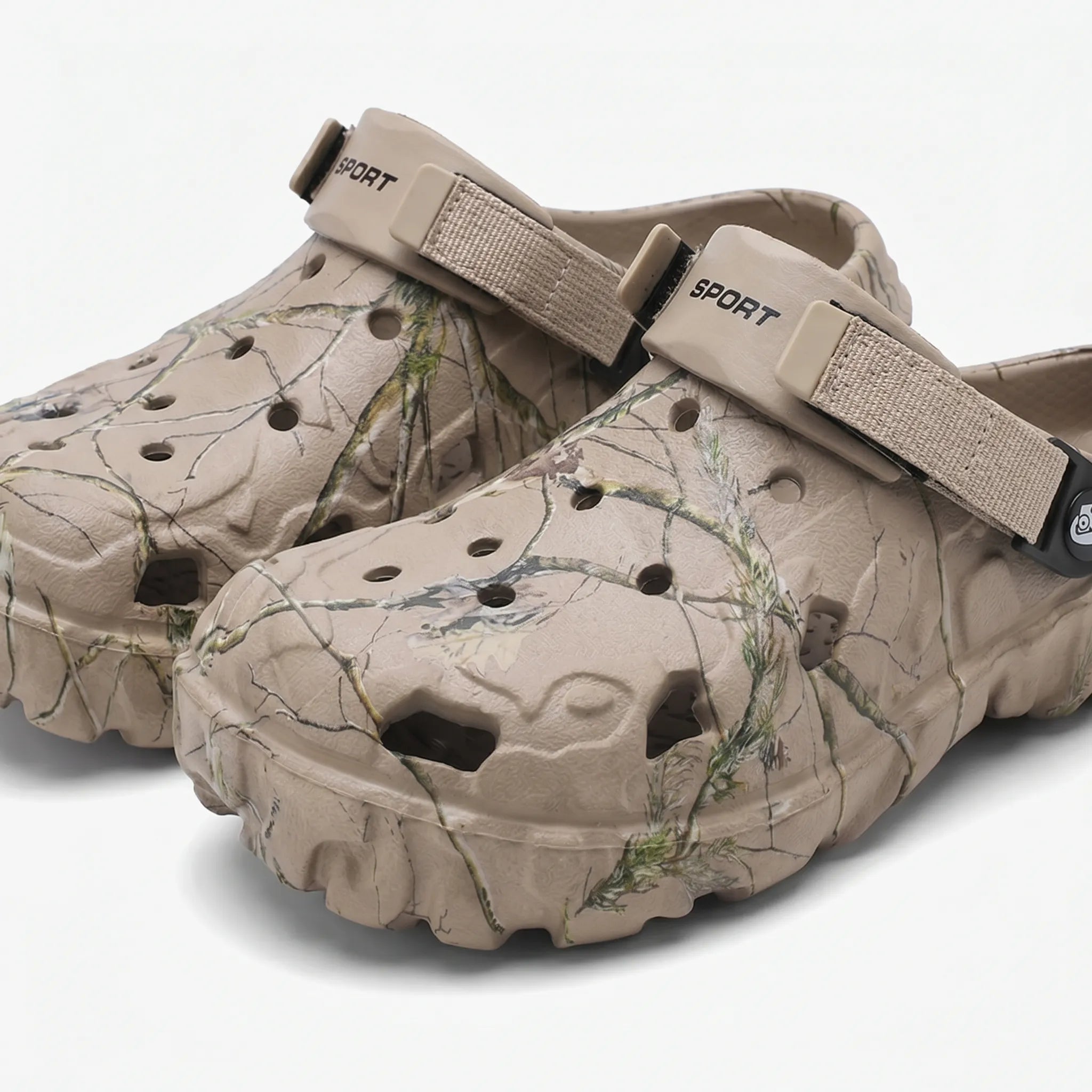 Men's camouflage clogs with adjustable heel strap and breathable design