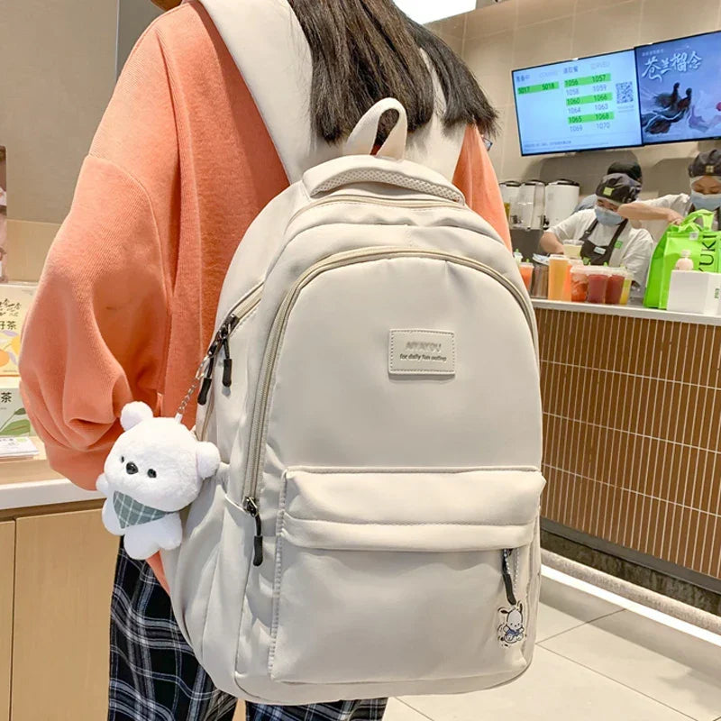 Large-capacity laptop backpack with padded compartment and ergonomic straps