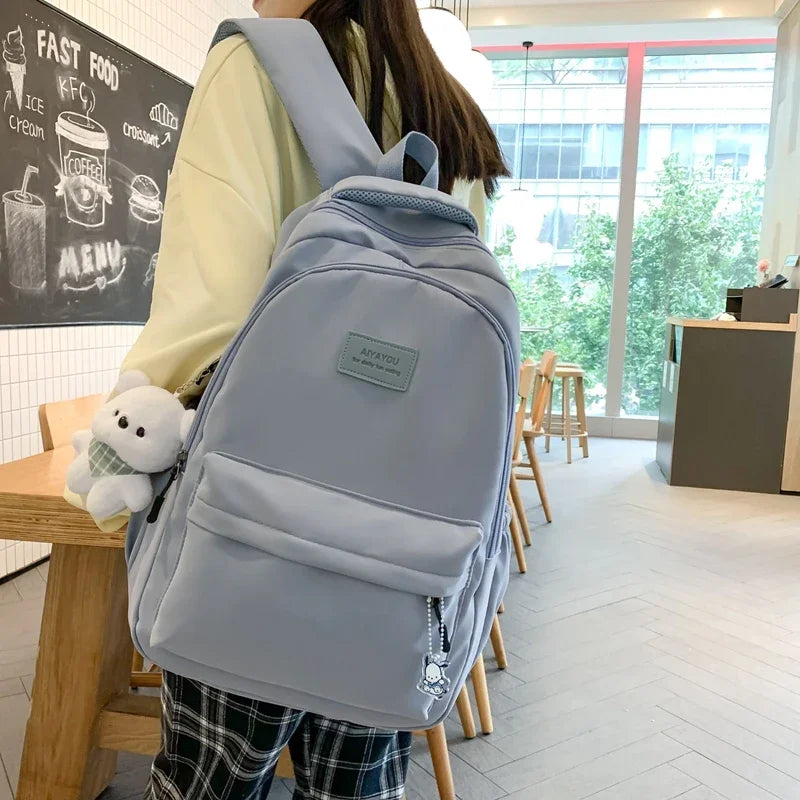 Large-capacity laptop backpack with padded compartment and ergonomic straps