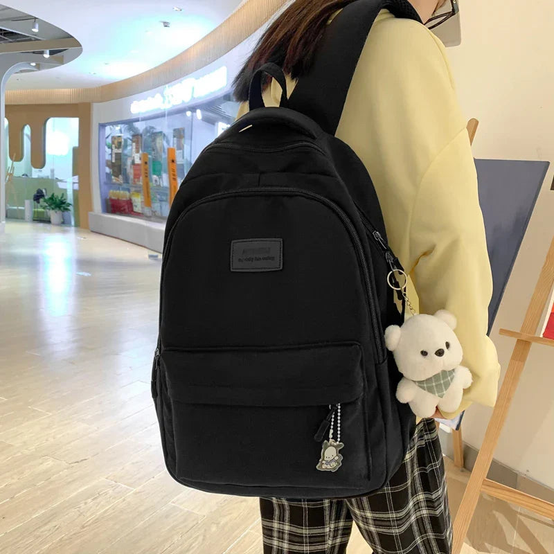 Large-capacity laptop backpack with padded compartment and ergonomic straps