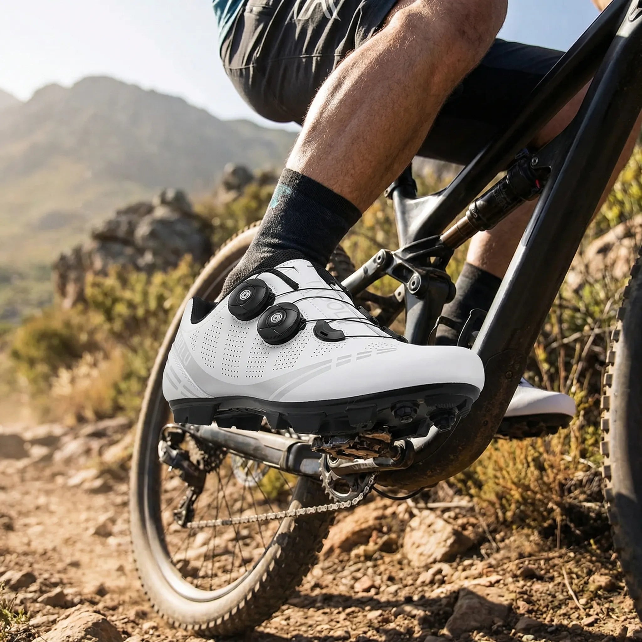 MTB cycling shoe with rotary knob closure and SPD cleat compatibility