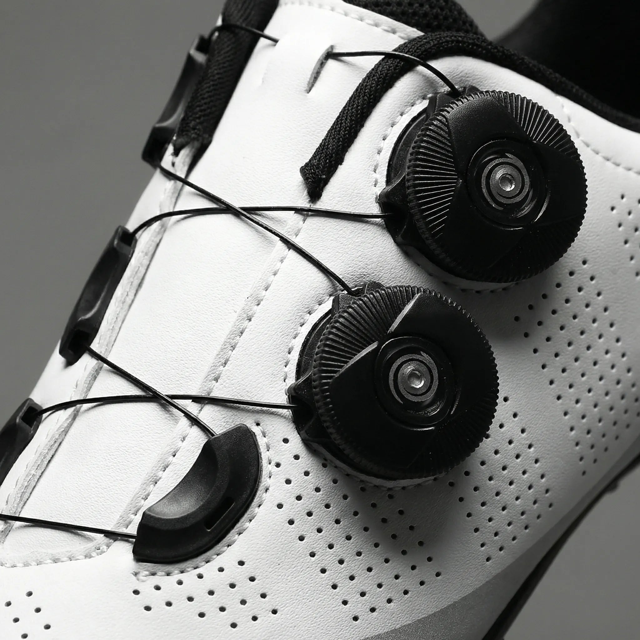 MTB cycling shoe with rotary knob closure and SPD cleat compatibility