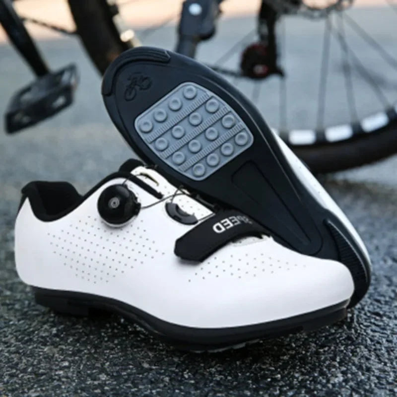 Cleat-free flat pedal cycling shoe with grippy rubber sole and rotary dial