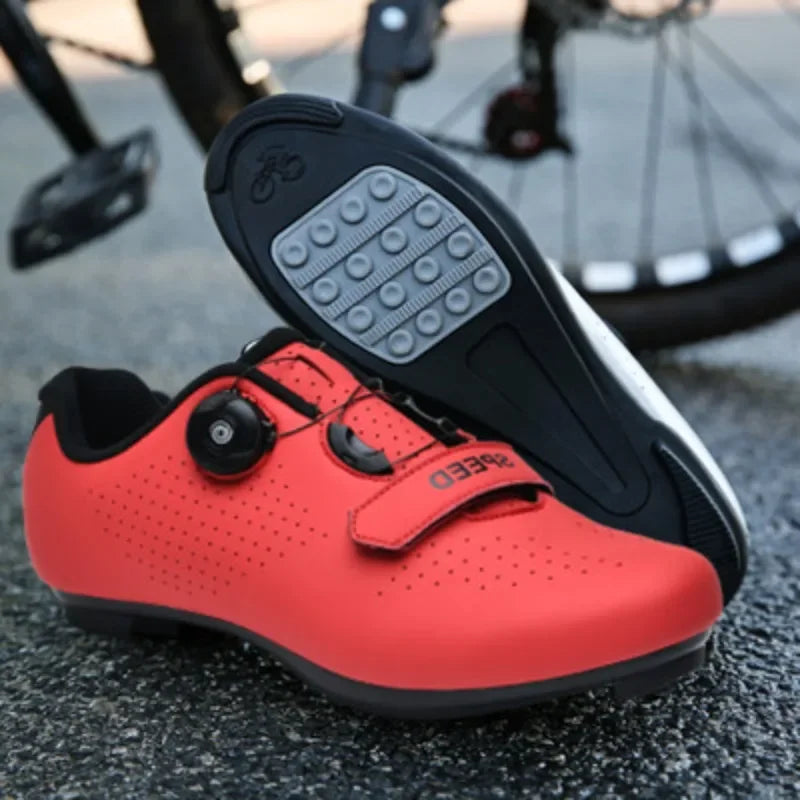 Cleat-free flat pedal cycling shoe with grippy rubber sole and rotary dial