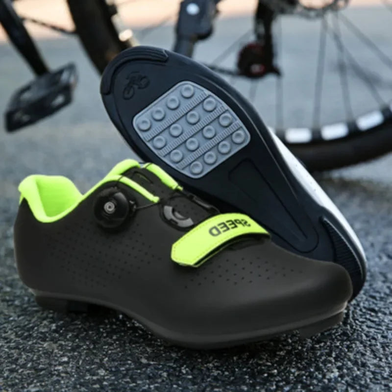Cleat-free flat pedal cycling shoe with grippy rubber sole and rotary dial