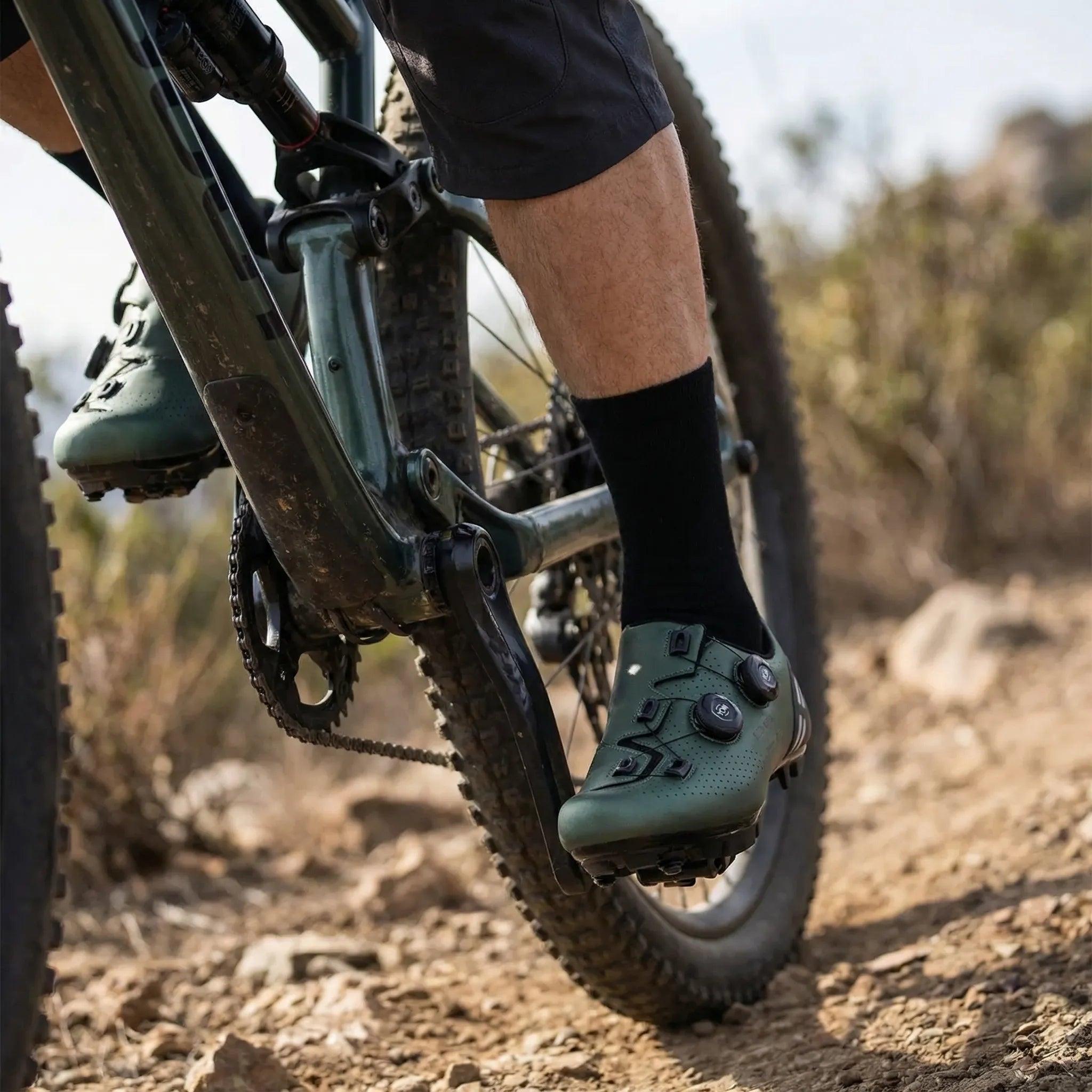 Men's dual-purpose cycling shoe with rotary dial closure and perforated upper