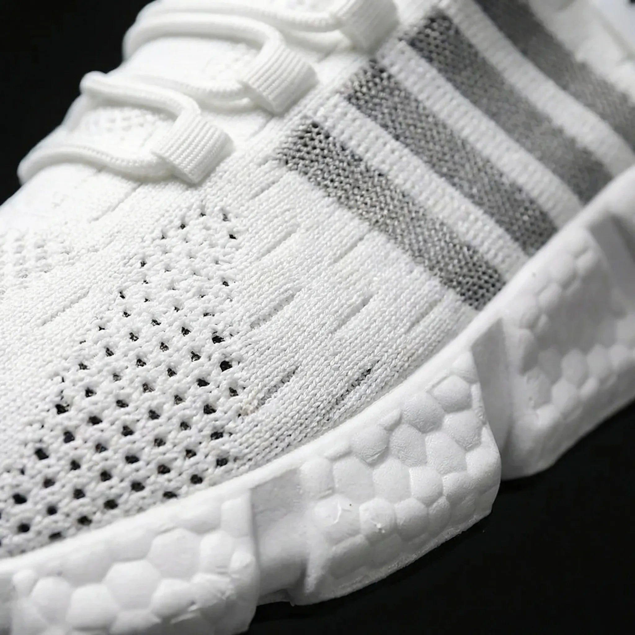 Men's lightweight mesh sneaker with breathable upper and cushioned sole